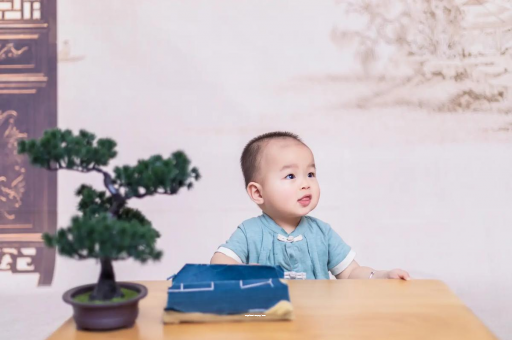 潜江怀孕肚子中间凹两边凸